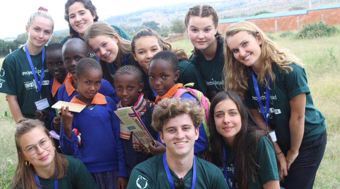 Last minute volunteers work together with local school children in Kenya. Projects Abroad volunteers from all over the world work together after they applied last minute for their project in Kenya.
